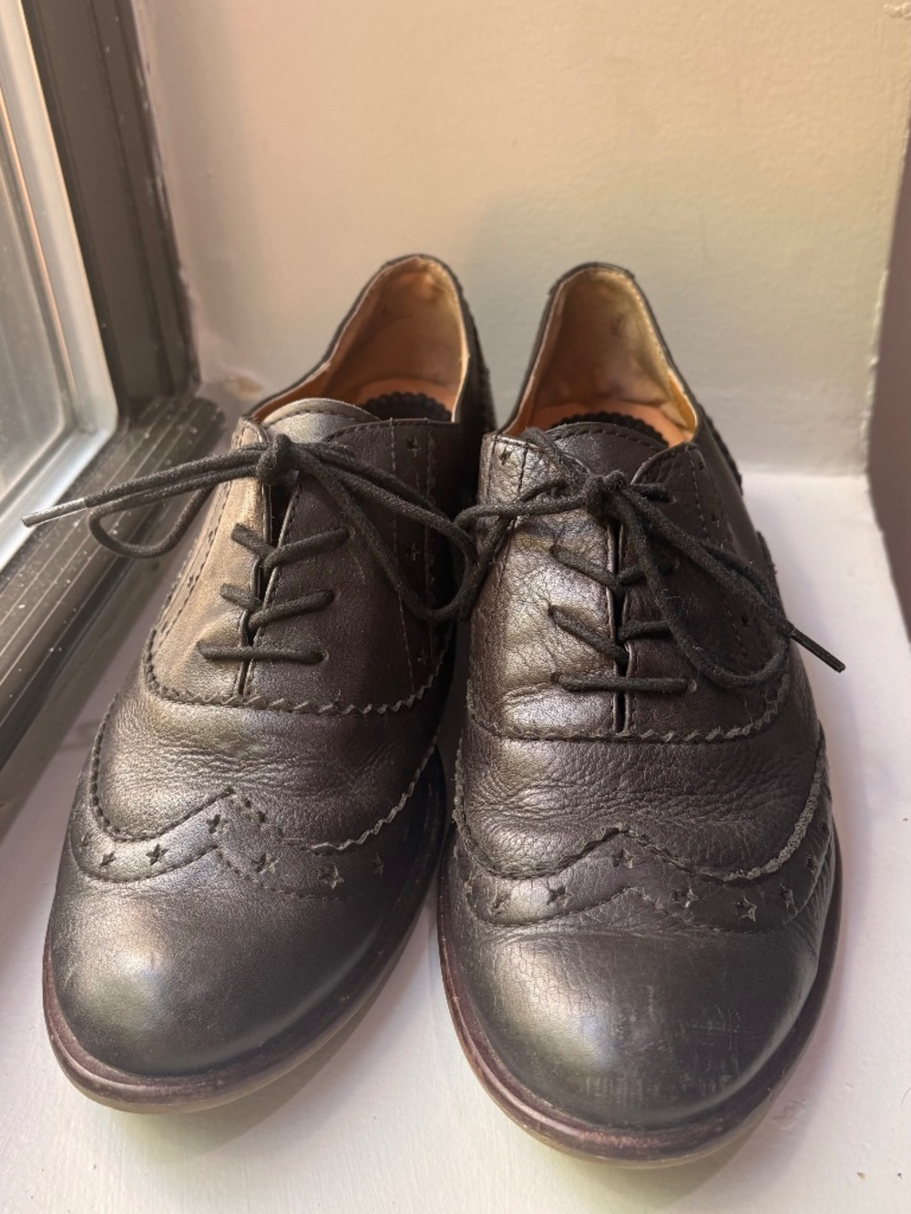 Latigo womens 9.5M Wingtip Oxford Flats with star details